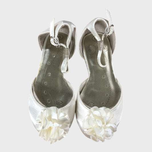 Girl's White Flower Sandals Elegant Satin Ankle Buckle Shoes