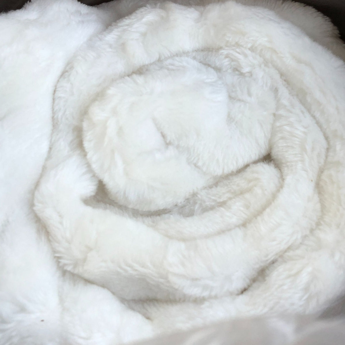 RUIKASI Queen Size Blanket 220x240 cm Soft Fluffy Throw Off White